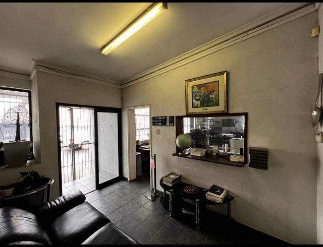 900M² WAREHOUSE FOR SALE IN PAROW EAST